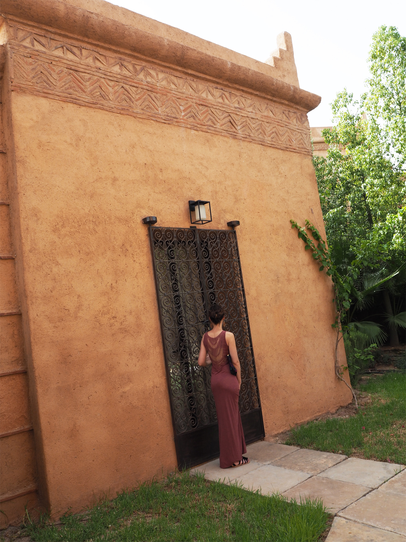 look été robe longue ocre devant une villa à marrakech